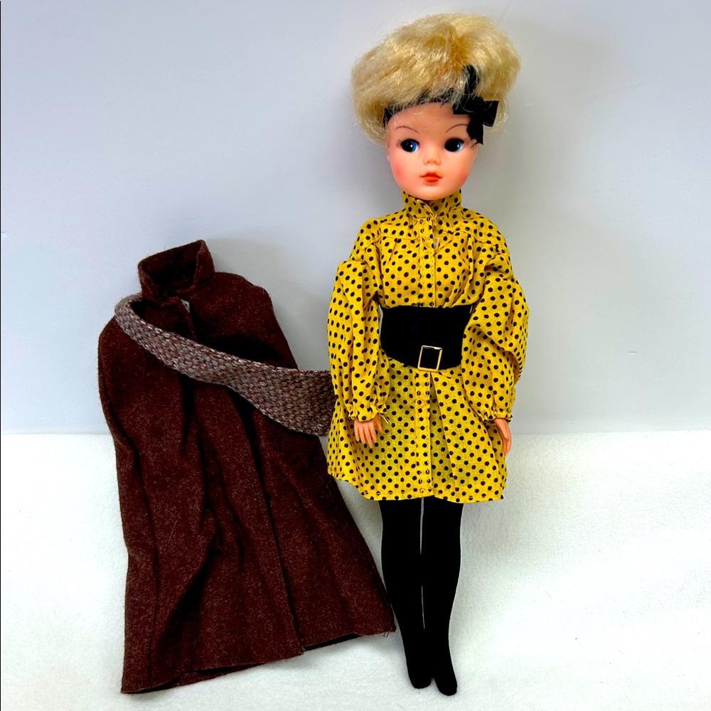 Vintage 1983 “Pop Singer”Cindy 11” doll with “Autumn Days “ cape